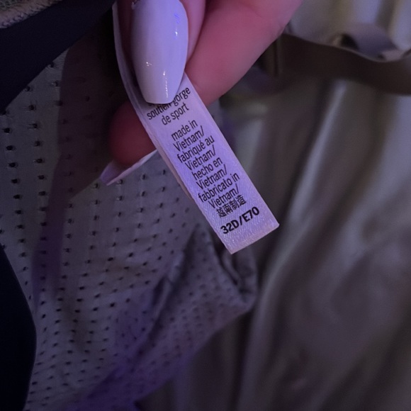 Victoria Sport Bra - Picture 4 of 4